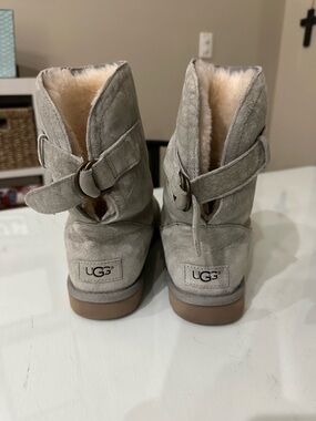 UGG Light Gray Suede Shearling Ankle Booties size 8 EUC